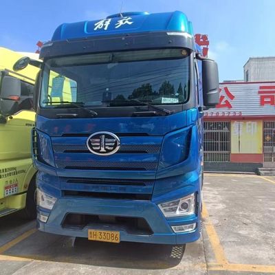 長距離牽引 560HP 牽引トラック 座席と400Lの燃料タンク