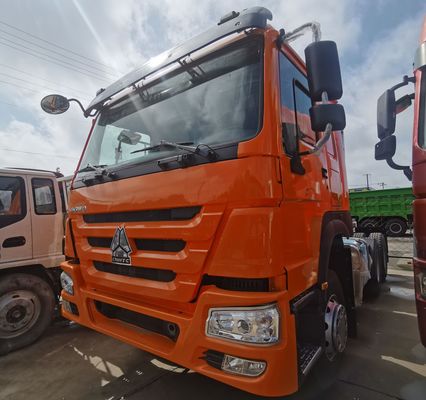 600Lの燃料タンクと空中懸垂座席 半トレーラーを牽引するディーゼルトラクタートラック