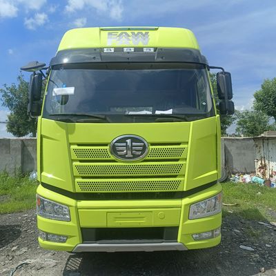ZZ4257N3247E1H 6.8x2.5x3.8m FAW ジーファング J6p420HP ディーゼル 6X4 トラクター 輸送車