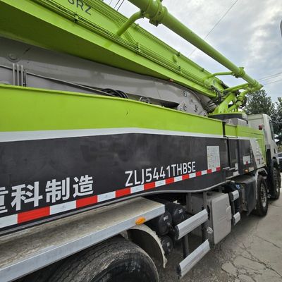 シノトラック・シャシー ダンプトラック 改造されたポンプ部品とタイヤ