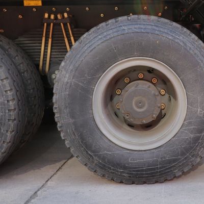 ナイジェリアのためのチューブレスタイヤデザイン Sinotruk HOWO 8X4 ティッパートラック アフリカメーカー