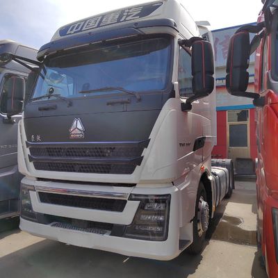シノトラック トラクター トレーラー 400L 燃料タンクと運転席 空気懸垂座席