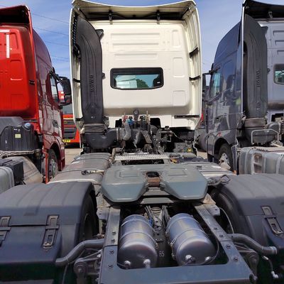 シノトラック トラクター トレーラー 400L 燃料タンクと運転席 空気懸垂座席