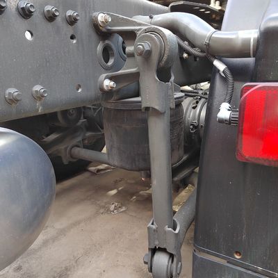 シノトラック トラクター トレーラー 400L 燃料タンクと運転席 空気懸垂座席