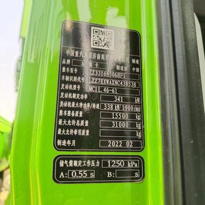 Sinotruk ダンプトラック シャーシ 炭素鋼貨物箱 材料とユーロ3排出基準