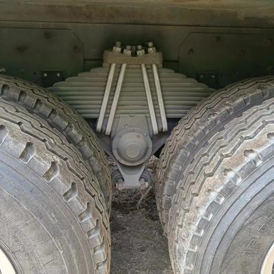 Sinotruk ダンプトラック シャーシ 炭素鋼貨物箱 材料とユーロ3排出基準