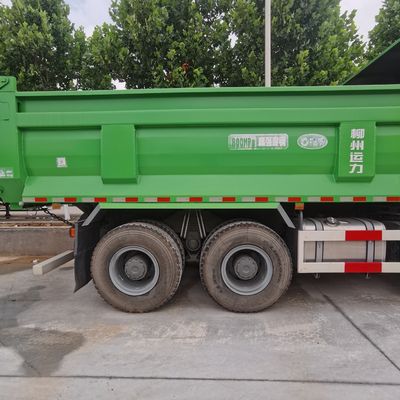シノトラック・シャシー 6X4 ゴミ箱 液圧力補助方向システム使用