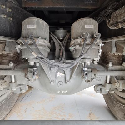 シノトラック・シャシー 6X4 ゴミ箱 液圧力補助方向システム使用