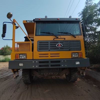 高馬力 351-450hp Sinotruk シャーシと水力方向車付きの貨物 トラクタートラック