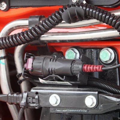 牽引式半トレーラー 6X4 重荷シャックマン トラック 1000Lの燃料タンクと座席 ≤5
