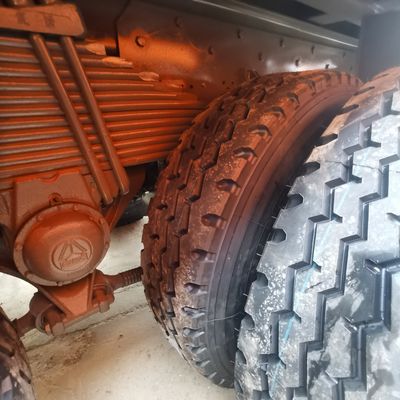 工業輸送用シノトラック 6×4 トンパートラック 30t 荷重容量とタイヤ
