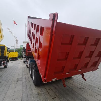 シノトラック 液圧ステアリングと30tの負荷容量を持つ重荷輸送トラック
