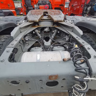 600Lの燃料タンクトラクター 480HPのエンジンとエアサスペンション 運転席