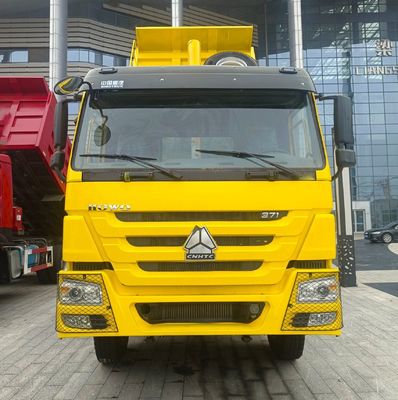 6×4 駆動車 カーボン・スティール 貨物箱 輪胎とシノトラック・シャシー付きの古用ダンプトラック