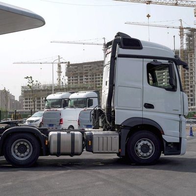 510馬力 メルセデス アクトロス 6X4 トラクター 半トレーラーと重荷を牽引する