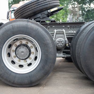 運転席の空気懸垂と 6.8x2.5x3.8mの寸法を持つ重荷トレーラートラック