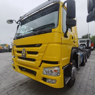 8800.000kg パッケージ 総重量 シノトラック 半トレーラーを牽引するディーゼルトラクター