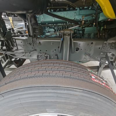 8800.000kg パッケージ 総重量 シノトラック 半トレーラーを牽引するディーゼルトラクター