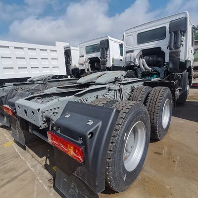 ハイドロリックステアリングと600Lの燃料タンク HOWO トラクタートレーラーのための完璧な組み合わせ