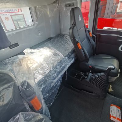 ディーゼル HOWO トラクター 半トレーラーと400Lの燃料タンクを牽引するための二手トラック