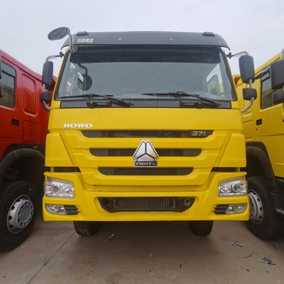 重荷用シノトラックは,タイヤと水力ステアリングを備えた二手ダンプトラックで,良好な状態です.