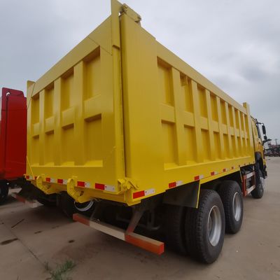 重荷用シノトラックは,タイヤと水力ステアリングを備えた二手ダンプトラックで,良好な状態です.