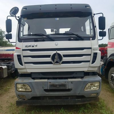 420HP 6X4 トラクター ベイベン ディーゼル トランスポート トラック シノトルク シャーシ 6.92m*2.55m*3.85m