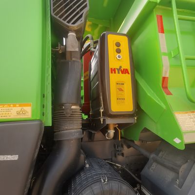 空気懸垂と1000Lの燃料タンク付き重用フォトントラック