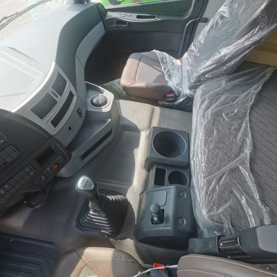 半トレーラーを牽引する古着のダンプトラック 400L 燃料タンクと空気懸垂を含む