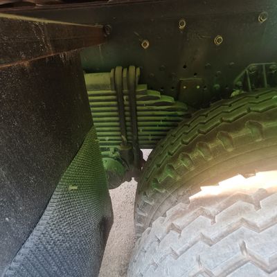 炭酸鋼貨物箱 材料 重荷トラック ターパー 600Lの燃料タンクを持つ古用ダンプトラック