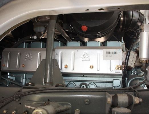 シノトルク・シャシー 最大馬力400hpの耐久性のある重用水泥ミキサートラック