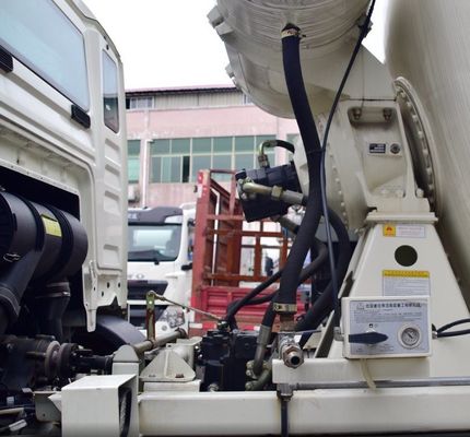 シノトラクのカスタマイズされた色でユーロ3 水力動力方向化コンクリートミキサートラック