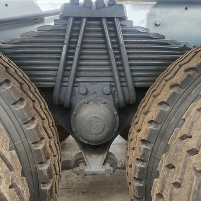 シノトラクによるカスタマイズされた色と性能を持つオフロード水力セメントミキサートラック