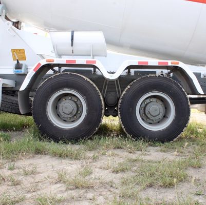 シノトルクセメントミキサートラック 8x4 ドライブモードと重工プロジェクト用タイヤ