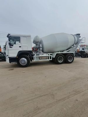 パーソナライズされた Sinotruk シャーシ 動力補助とタイヤ付き 水力ステアリングミキサートラック