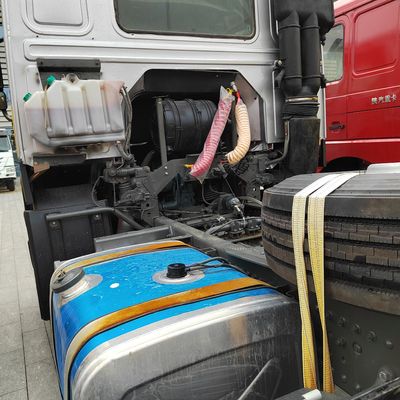 液体ステアリングとシノトラック・シャシ設計 6x4 トラクタートラック 工業輸送用