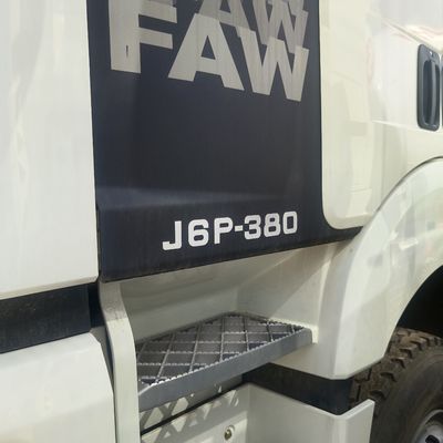 シノトルク・シャシーと水力方向装置を搭載したミキサー・トラック 初払い