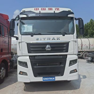 白いトラクタートラックで5名以下の乗客のための 480HPの性能と快適な座席