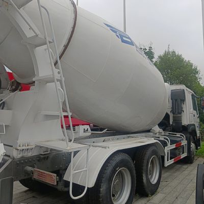 Sinotruk シャーシ HOWO 12m3 重労働建設機器用の自己コンクリートミキサートラック