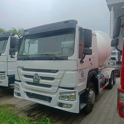 30Tのペイロード シノトラック シャーシ 380HP ユーティリティ コンクリートミキサー トラック