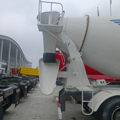 30Tのペイロード シノトラック シャーシ 380HP ユーティリティ コンクリートミキサー トラック