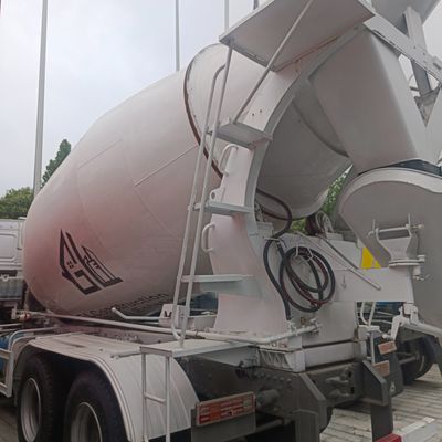 30Tのペイロード シノトラック シャーシ 380HP ユーティリティ コンクリートミキサー トラック