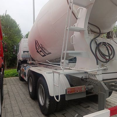 30Tのペイロード シノトラック シャーシ 380HP ユーティリティ コンクリートミキサー トラック