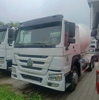 シノトルク・シャシーとパワーアシスタントを搭載したタイヤ重用12m3セメントミックストラック