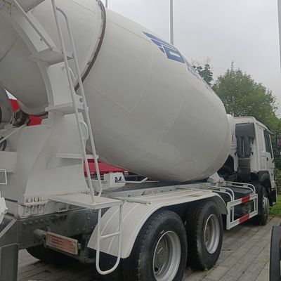 シノトルク・シャシーとパワーアシスタントを搭載したタイヤ重用12m3セメントミックストラック