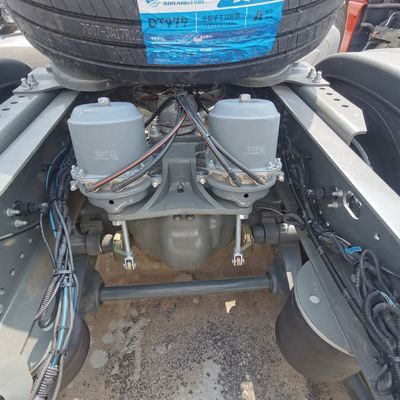 400L 燃料タンクと空気懸垂座席 シノトラック 運転席を二用したトラック