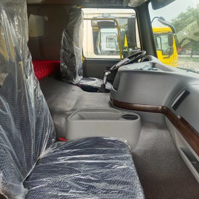 重荷輸送のための強力なHOWOトラックトラクター 6.8x2.5x3.8m パッケージサイズ