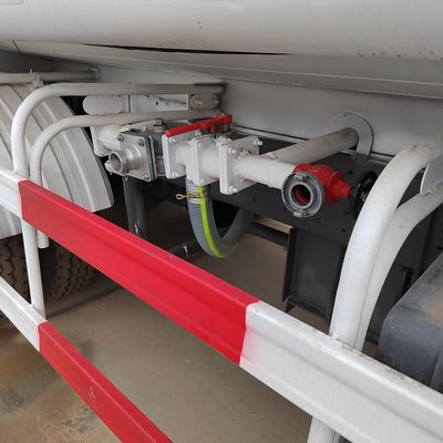 シノトラック シャーシ 20トンの使用済みHOWO 6X4 水配送トラック 水タンカー タイヤ付きトラック