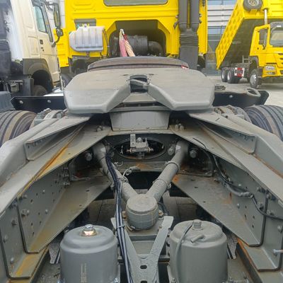 経済的な駆動ホイール 6×4 ディーゼル トラクターヘッド HOWO6X4 トラック