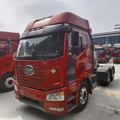 手動トランスミッションと炭素鋼貨物箱のタイヤガス6X4輸送トラック